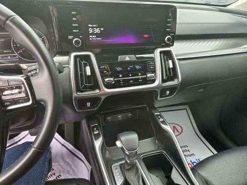 Used 2022 Kia Sorento S FWD image 2