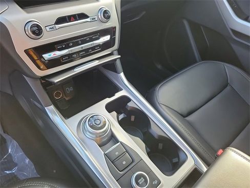 Used 2022 Ford Explorer XLT w/ Equipment Group 202A image 33