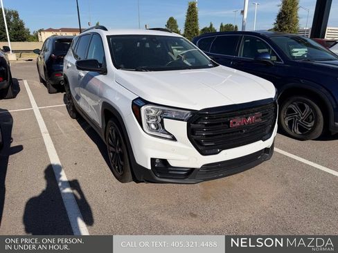 Used 2022 GMC Terrain SLT w/ Infotainment Package II FWD image 3