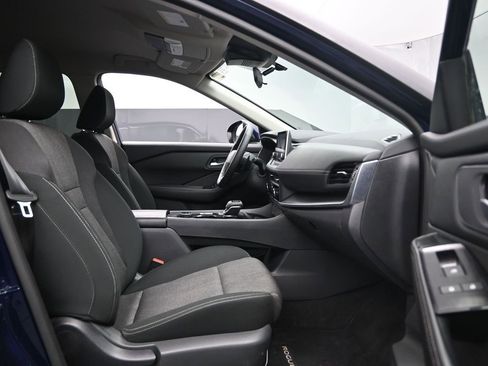 Used 2025 Nissan Rogue SV image 29