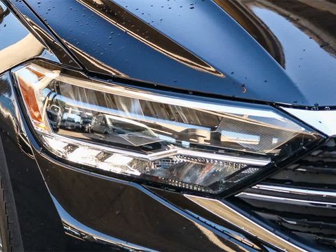 Used 2024 Volkswagen Jetta SE image 4