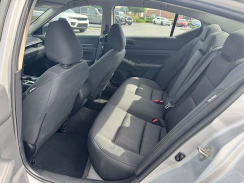 Used 2025 Nissan Altima 2.5 SV FWD image 9