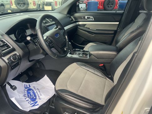 Used 2017 Ford Explorer XLT w/ Equipment Group 202A FWD image 12