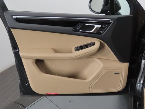 Certified 2026 Porsche Macan AWD/4WD image 35