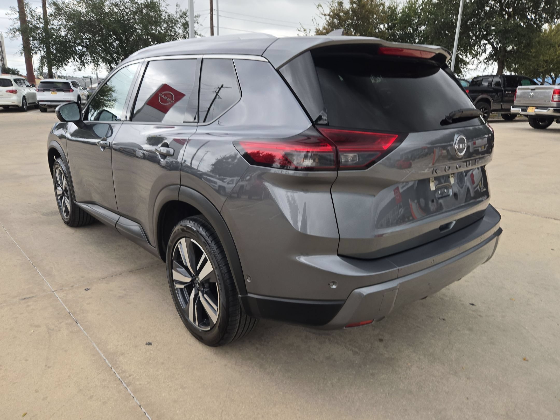 Certified 2026 Nissan Rogue SL FWD image 5