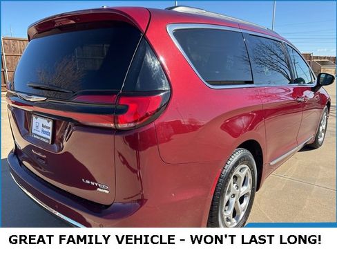 Used 2023 Chrysler Pacifica Limited image 3