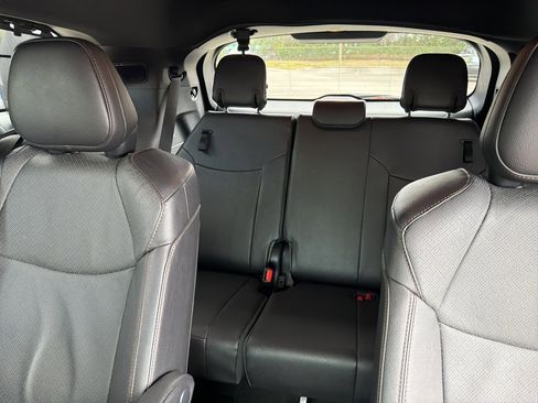 Used 2025 Toyota Sienna Limited image 11