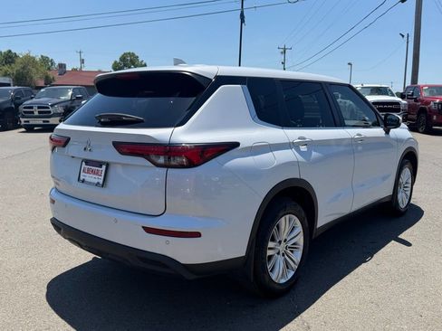 Used 2023 Mitsubishi Outlander ES FWD image 3