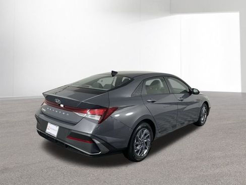 Used 2024 Hyundai Elantra SEL image 12