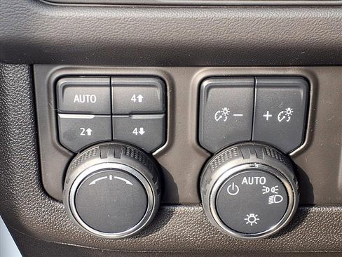 Used 2021 Chevrolet Suburban Premier w/ Premium Package image 10