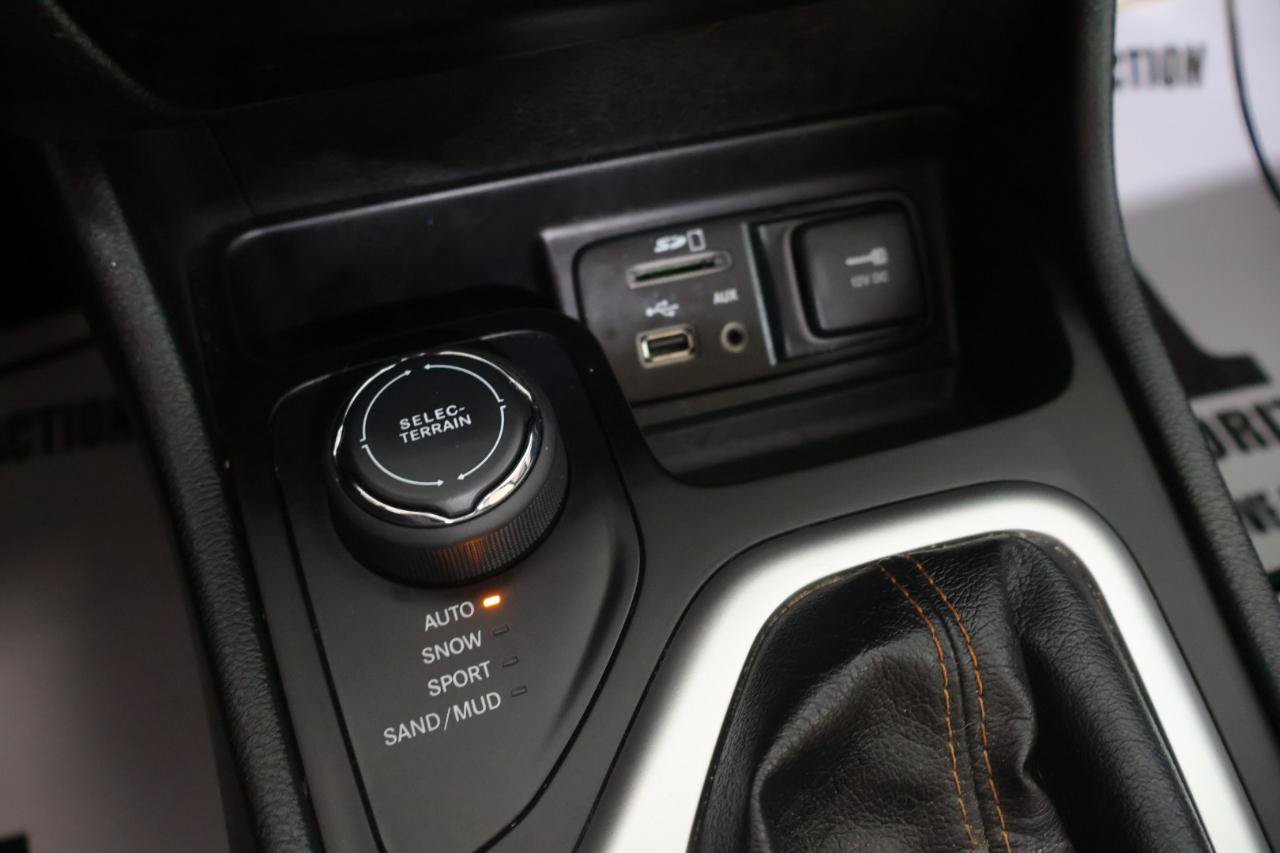 Used 2018 Jeep Cherokee Limited AWD/4WD image 35