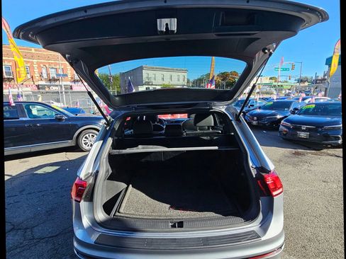 Used 2021 Volkswagen Tiguan SE R-Line image 34