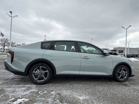 New 2025 Kia K4 LXS image 9