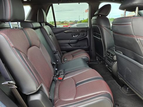 Used 2025 Honda Pilot Black Edition image 27