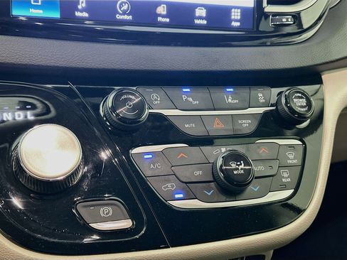 Used 2024 Chrysler Pacifica Touring-L FWD image 23