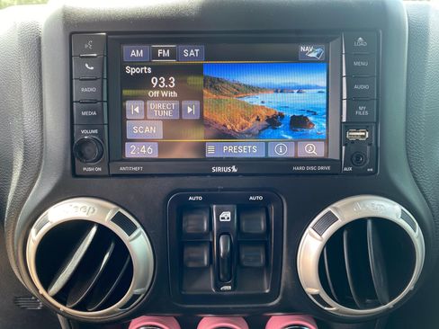 Used 2017 Jeep Wrangler Unlimited Sahara w/ Connectivity Group image 15