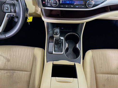 Used 2018 Toyota Highlander Plus FWD image 16