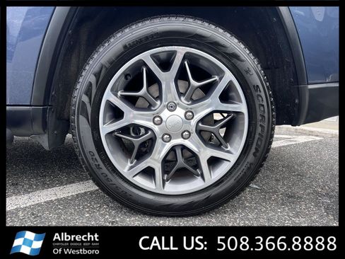 Used 2021 Jeep Grand Cherokee Limited w/ Sun & Sound Group image 32