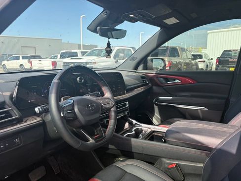 Used 2025 Chevrolet Traverse RS FWD image 12
