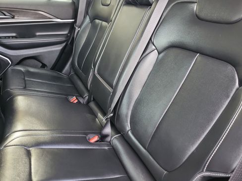 Used 2022 Jeep Grand Cherokee Limited image 17