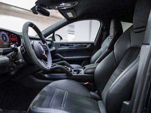 Used 2024 Porsche Cayenne Turbo GT image 21