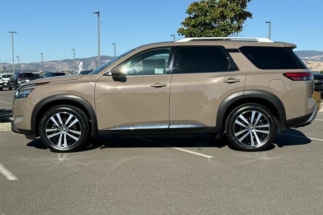 Used 2023 Nissan Pathfinder Platinum w/ Cargo Package AWD/4WD image 7