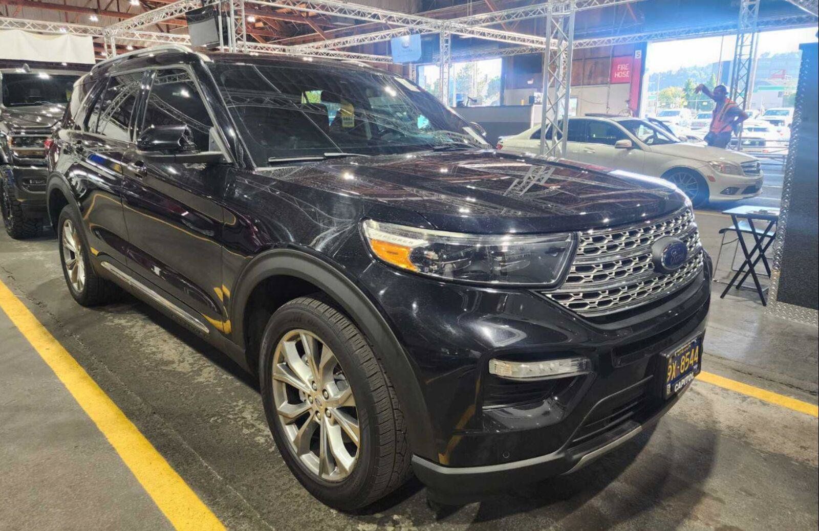 Used 2021 Ford Explorer Limited w/ Equipment Group 301A AWD/4WD image 2