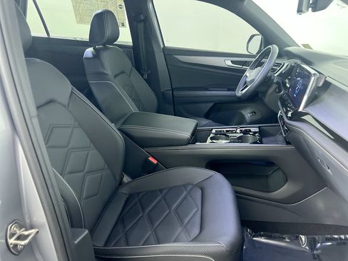 Used 2025 Volkswagen Atlas Cross Sport SE FWD image 23