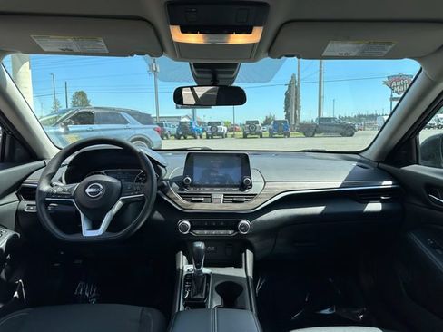 Used 2025 Nissan Altima 2.5 SV FWD image 24