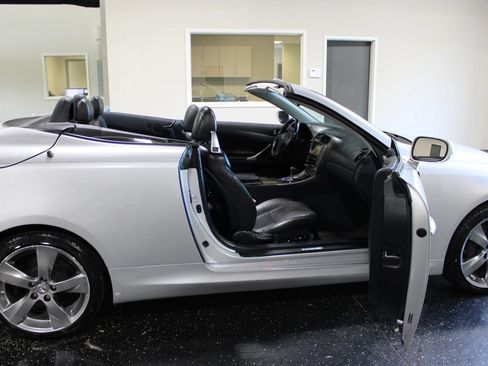 Used 2010 Lexus IS 350C w/ Luxury Pkg RWD image 42