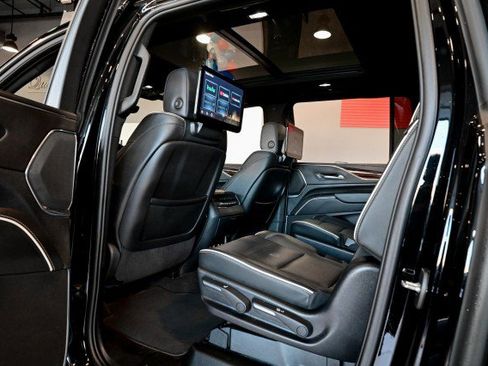 Used 2023 Cadillac Escalade ESV Premium Luxury image 17
