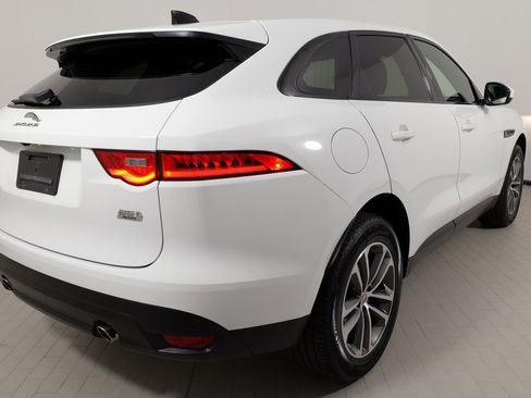 Used 2020 Jaguar F-PACE Premium image 23