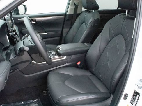 Used 2024 Toyota Highlander Limited image 25