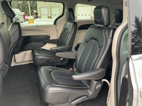 Used 2024 Chrysler Pacifica Touring-L image 15