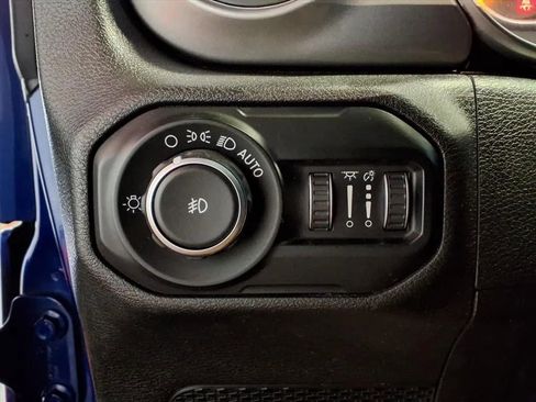 Used 2019 Jeep Wrangler Unlimited Sahara w/ Uconnect 4C Nav & Sound Group AWD/4WD image 19