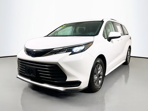 Used 2024 Toyota Sienna LE image 10