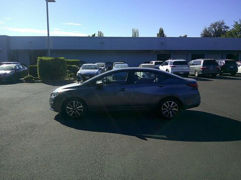 Used 2021 Nissan Versa SV FWD image 2