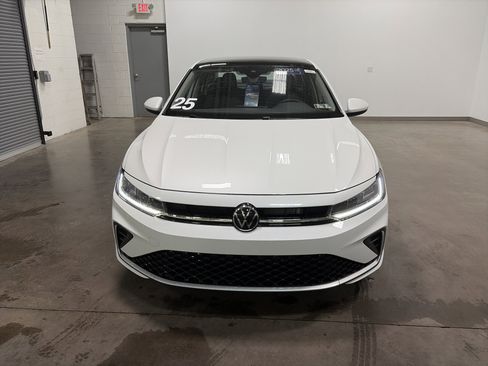 Certified 2025 Volkswagen Jetta SE image 7