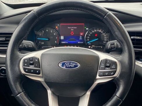 Used 2023 Ford Explorer XLT image 8