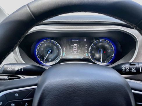 Used 2023 Chrysler Pacifica Touring-L FWD image 22