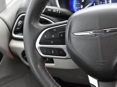Used 2023 Chrysler Pacifica Touring-L FWD image 16
