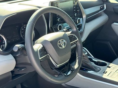 Used 2021 Toyota Highlander XLE AWD/4WD image 20