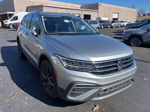 Used 2024 Volkswagen Tiguan SE image 3