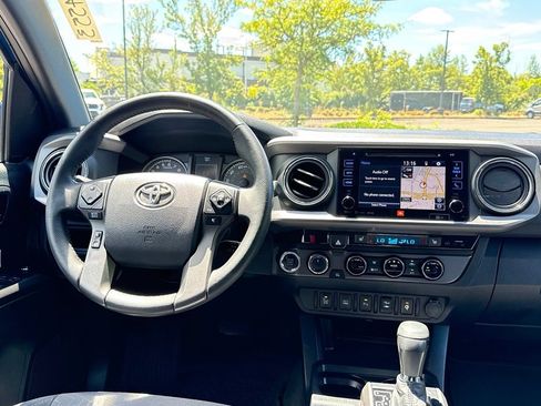 Used 2017 Toyota Tacoma TRD Off-Road AWD/4WD image 28