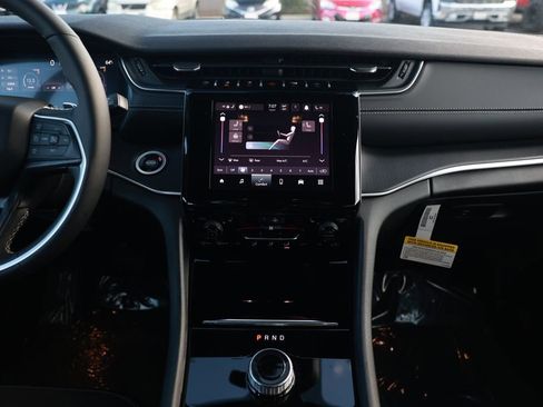 New 2025 Jeep Grand Cherokee Altitude image 23