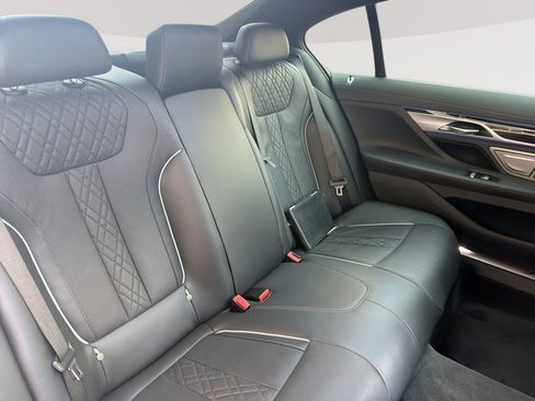 Used 2019 BMW 750i w/ M Sport Package RWD image 26