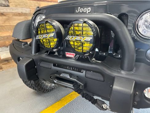 Used 2017 Jeep Wrangler Unlimited Rubicon w/ Cold Weather Group AWD/4WD image 7