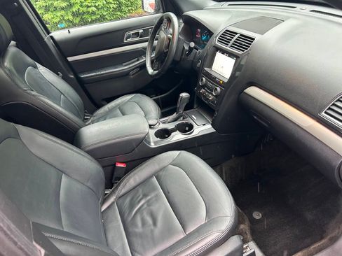 Used 2017 Ford Explorer XLT w/ Equipment Group 202A AWD/4WD image 34
