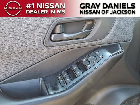 Used 2023 Nissan Rogue S FWD image 11