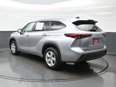Used 2023 Toyota Highlander LE AWD/4WD image 4